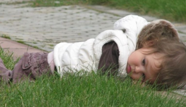 Зайву дитину віддали до села далеким родичам а згадали про неї лише тоді коли та стала успішною