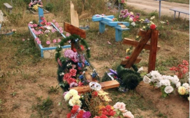 Гуляли ми цвинтарем, коли подруга взяла вінок з моrили, поклала собі на голову і стала кривлятися. Те, що було потім, я не забуду.