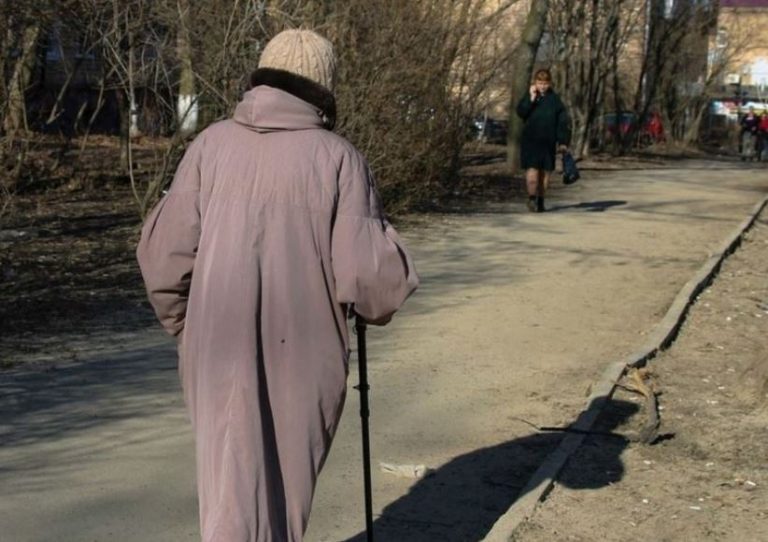 Після весілля ми з чоловіком переїхали до квартири батька. Оскільки в квартирі було три кімнати, ми спокійно жили разом, але незабаром до нас постукали.