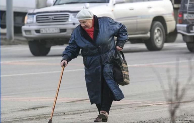 Блондинка накричала на бабусю, а та не знала, що робити. За хвилину з будівлі вийшов солідний чоловік у костюмі.