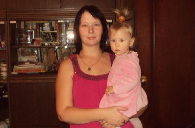 Ірина мила підлогу в коридорі, дочці вже був рік, вона сиділа в колясці. Несподівано прийшов до неї солідний чоловік і сказав.