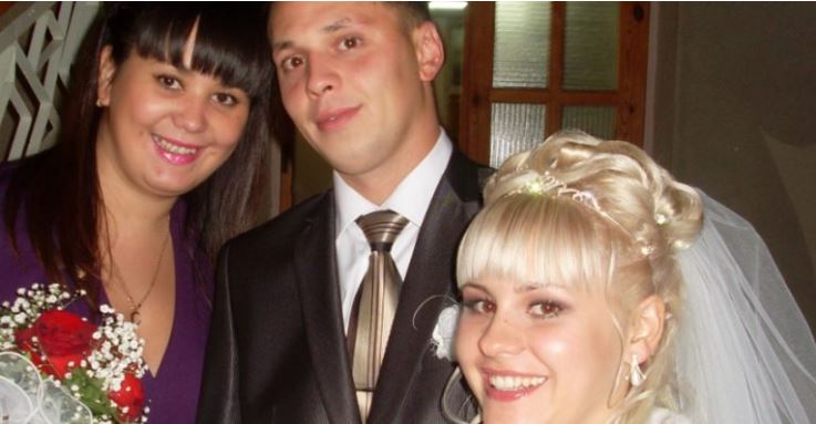 Таня побачила незнайому дівчину на їхніх весільних фотографіях, і вирішила дізнатися про все у свекрухи. Побачивши фото, свекруха ахнула і схопилася за серце.