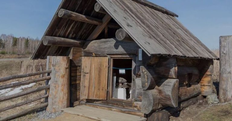 Олег сказав дружині, мовляв їде в місто, а через пару годин потихеньку повернувся. Зайшов в хату і побачив щось неймовірне