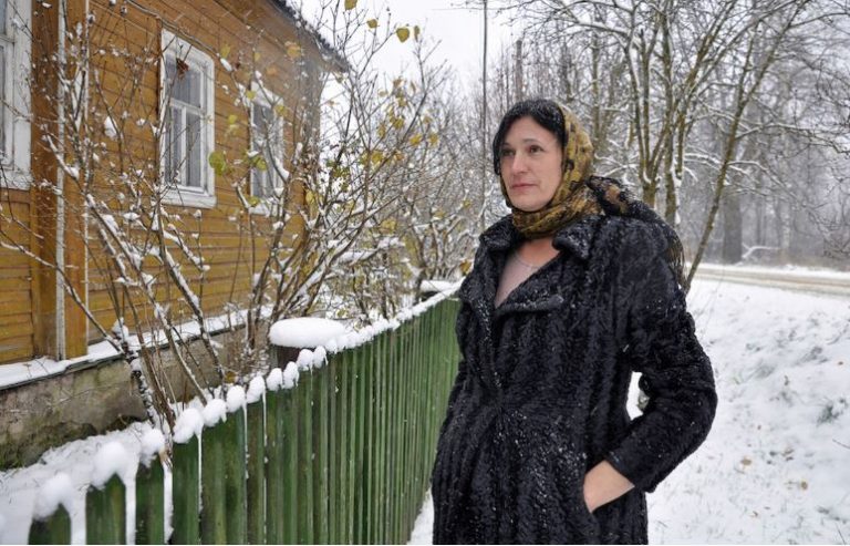 На вихідних Катя поїхала до села, щоб відвідати дідівський будинок. З настанням холодів вона зайнялася розпалюванням печі, щоб прогріти житло. Прогноз погоди нічого хорошого не обіцяв, і вночі вибухнула хуртовина