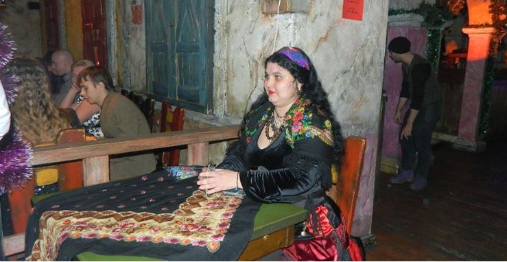 Якось я поверталася додому з магазину, коли мене зупинила циганка і сказала, що якщо ми хочемо мати дітей, то їх треба всиновити.