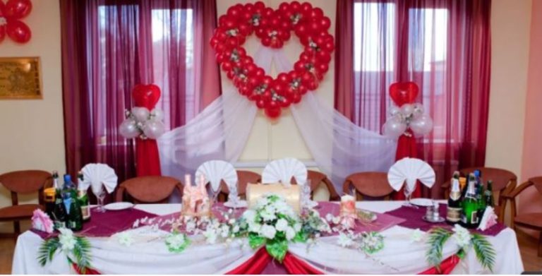 Коли майбутні свекри обговорювали наше весілля, я сказала їм, що я сирота, і мені нема кого покликати на свято. Тут свекруха мене приголомшила.