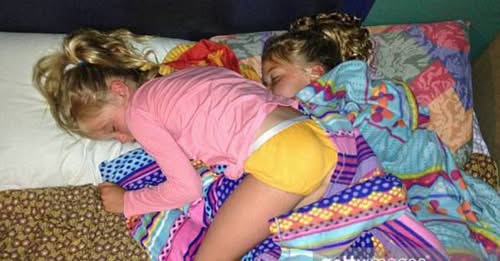 Нещодавно ми пішли в гості до Ольги. Коли вночі ми побачили, як сплять її дочки, то були в жаху.