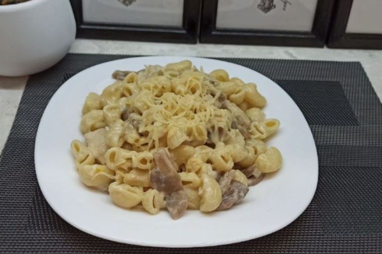 Микола, як завжди, був незадоволений вечерею, яку приготувала його дружина. Він узяв тарілку з макаронами і жбурнув її об стіну. Але такої відповіді від дружини він не чекав.