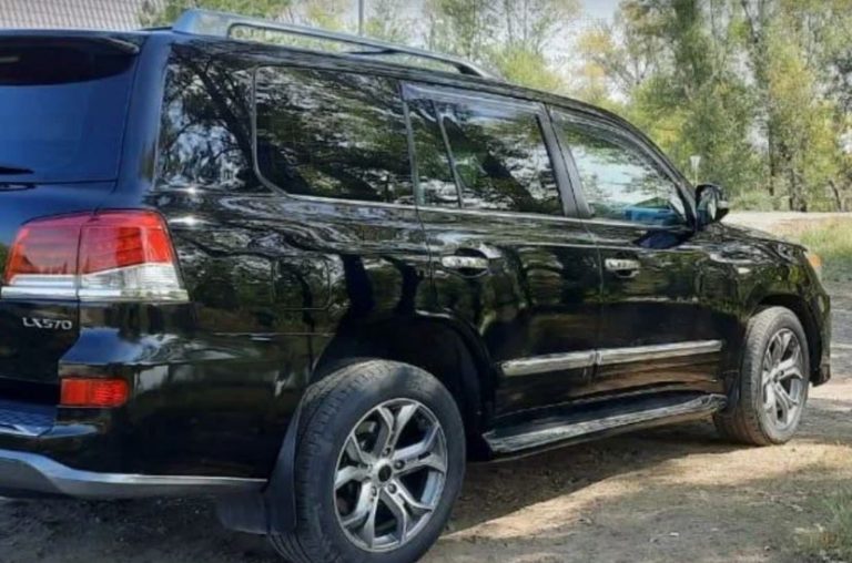 Зла пані покликала свого чоловіка, щоб той «поставив мене на місце». Через годину у двір в’їхав чорний джип, а з нього вийшов…