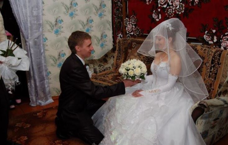 Коли я поїхала до села розповісти всім про Івана, не дослухавши мене, батьки принесли весільну сукню, сказавши, що це буде моє вбрання на весіллі з Ігорем.