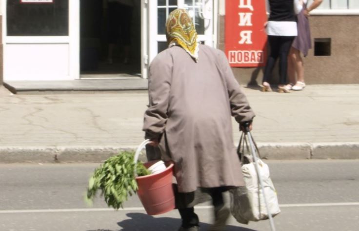 Бабуся з важкими пакетами приїхала з села, і з трепетом чекала на сина на вокзалі. Але його не було вже цілу годину
