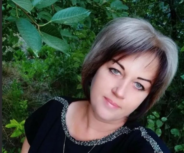 Віка дізналася через мережу, що чоловік має іншу на боці, і ще та недавно наро дила йому. Зібрала вона речі чоловіка та виставила його за двері. Але.