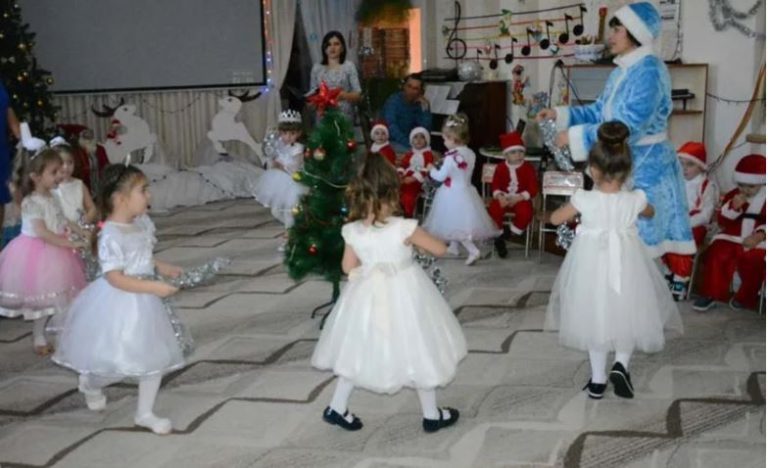 Ми всі були на святі дитячого садка і чекали виступу дітей. Але коли діти вийшли, я сильно здивувалася..