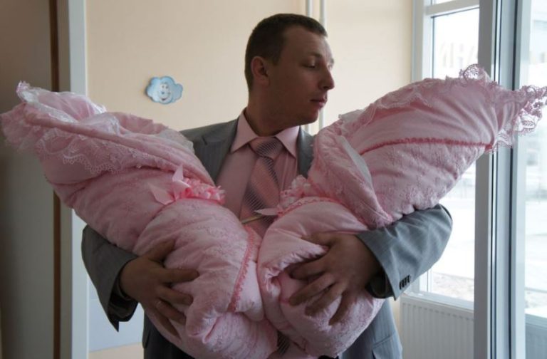 Пологи двійні — п’ятий раз поспіль. І знову дівчинки, Папа ри дав у пологовому залі