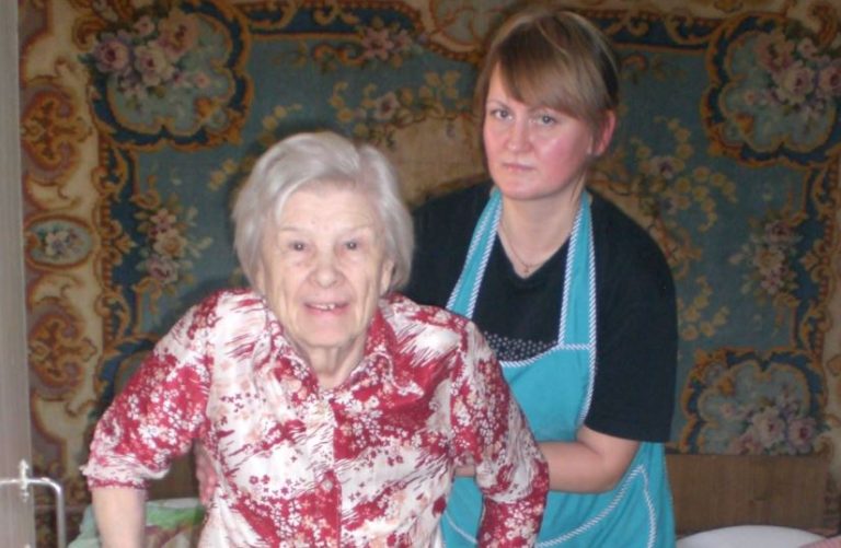 Стала доглядальницею для ст арої бабусі, а вона перед своєю сме ртю такий сюрприз зробила мені, що я досі не приходжу до тями.