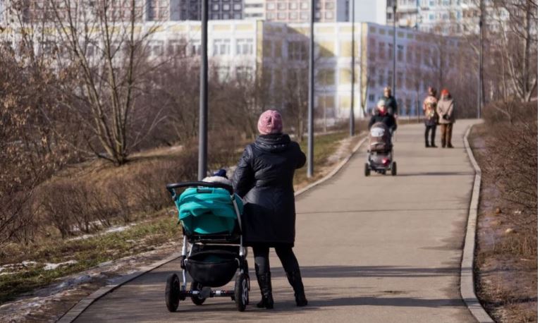 Надя за звичкою пішла посидіти на своїй лавці в парку. Але там уже сиділа якась дівчина з коляскою