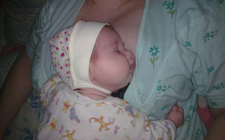 «Це не моя дитина», — раптом подумала Iрина, вперше взявши малюка на руки