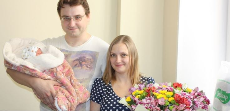 Я наро дила двох діток-дочку і сина. У день виписки чоловік взяв на руки сина, а на дівчинку навіть не звернув уваги, потім обернувся і сказав