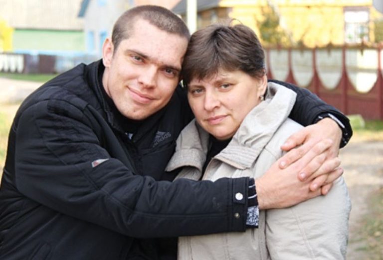 Син nідняв руку на матір. Добре, що поруч виявилася потрібна людина, яка повністю змінила до лю жінки.