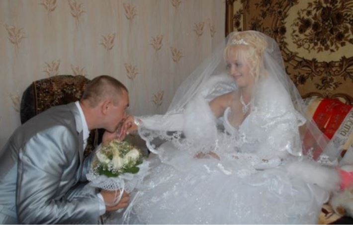 Коли я поїхала до села розповісти всім про Івана, не дослухавши мене, батьки принесли весільну сукню, сказавши, що це буде моє вбрання на весіллі з Ігорем.