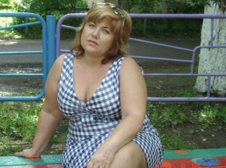 Ірина сиділа на кухні та гірко плакала. Її страждання перервав дзвінок телефону. – Ви правда з Михайлом розлучаєтеся? – пролунав голос сестри Катерини, яка навіть не привіталася.