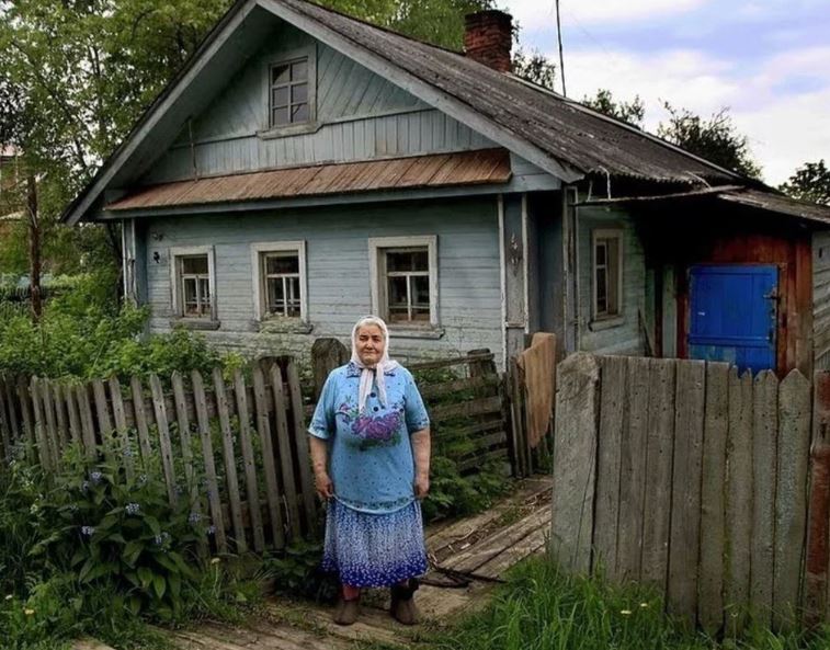 Ми знайшли привід поїхати до свах у село. Побачивши її будинок – я не могла повірити своїм очам. Все, що мені хотілося — це непомітно залишити їй гроші.