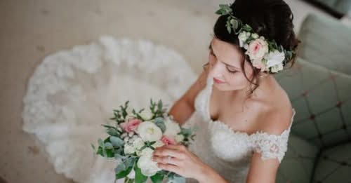 Коли ми запрошували до нас гостей, то кожному відзначали приблизну суму, яку ми витратили на весілля, і яку б ми хотіли отримати від них, в якості подарунка.