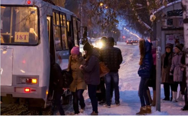 Я допоміг хлопцеві в автобусі, а він попросив номер моєї банківської картки, щоб сплатити борг. Увечері сталося неймовірне.
