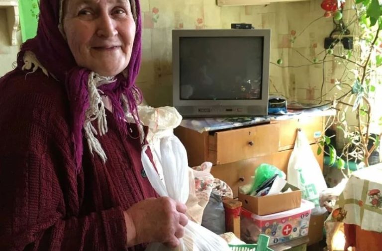 Коли сільська бабця підійшла до каси, всі дивилися на неї з презирством, але як тільки вона дістала телефон з сумки, всі ахнули в захваті