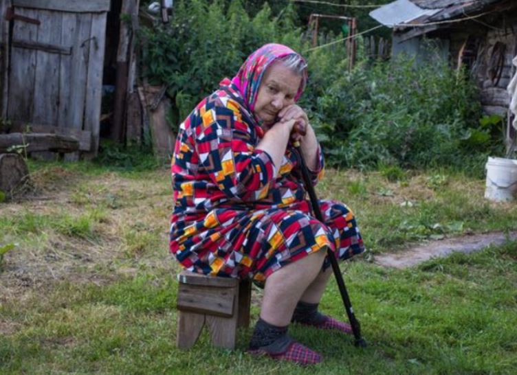 Сусідський син Коля приїжджав у село до мами лише під час урожаю, а так не згадував про неї. Я вирішила його провчити