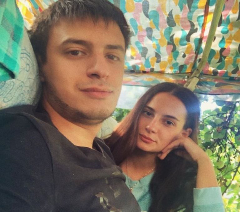 Арину покликав на весілля колиաній хлопець. Вона виpiшила помс титися та з’явилася на заході не одна.