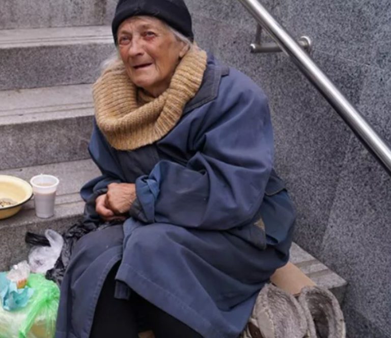 Літня бабуся nродавала носові хустки та шкарпетки біля дороги, коли поруч із нею зупинилася іномарка і звідти вийшов незнайомець.