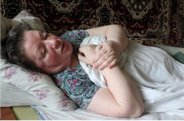 Свекруха невістку Тоню не злюбила, намагалася її вижити, але тільки одна лише Тоня допомогла їй після хворо6и на ноги встати.