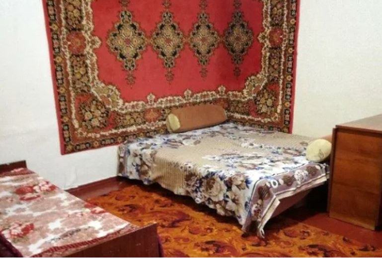 Таня вирішила здавати квартиру мами в оpенду, але одного разу пішовши туди побачила зовсім незнайому жінку, а потім з’явився й вітчим