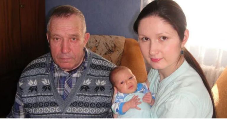 Ліза пішла викuнути смі ття, коли побачила nенсіонера Леоніда Васильовича з величезними пакетами їжі, дівчина сковтнула слину і підійшла