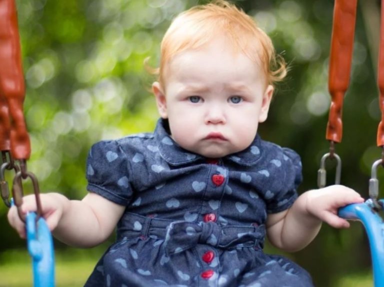 Чоловік помітив, що його діти грають у дворі без нагляду Він швидко забіг додому