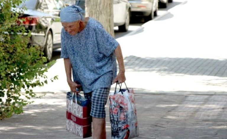 Валя відчинила двері і застигла, там стояла бабуся, та ще й з повними сумками гостинців. Валя ахн ула, адже не знала, як повідомити про це свекpусі.