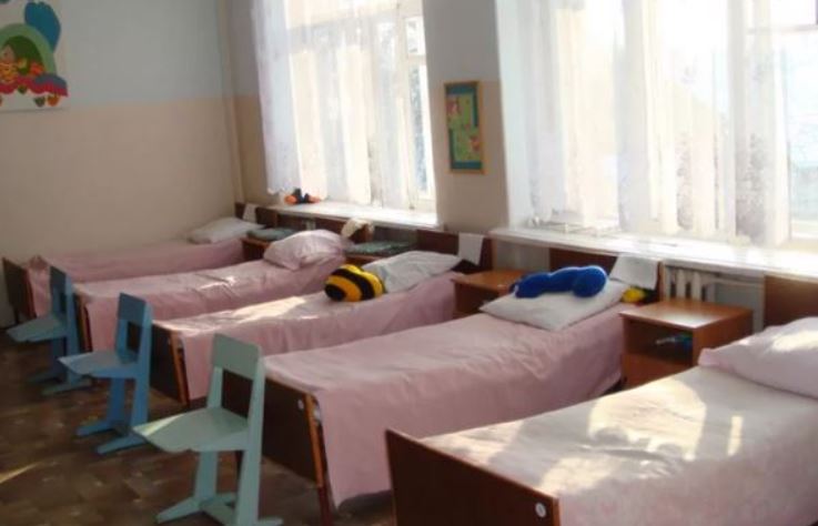 Піком нашого важкого дитинства було те, що нас у результаті забрали до дитбу динку за живого батька. Коли ми з сестрою вирушили звідти, то вирішили відвідати його.