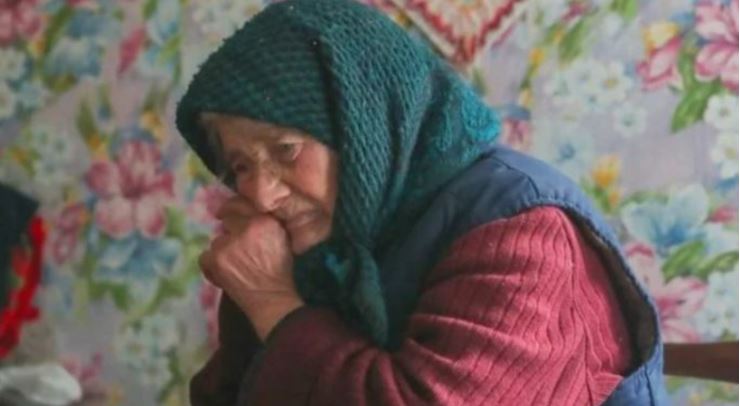 Діти привезли матір у стapий будиночок у селі, залишили однією, без їжі та поїхали. А коли дочка зателефонувала за півроку, axн ула від почутого