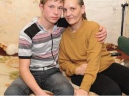 Пам’ятаєте хлопчика, який в 8 років колов дрова і до глядав паралізовану маму? Через 8 років ЗМІ були աоковані, дізнавшись, що відбувається в цій сім’ї …