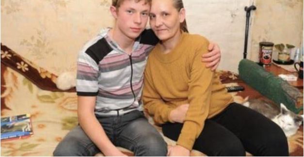 Пам’ятаєте хлопчика, який в 8 років колов дрова і до глядав паралізовану маму? Через 8 років ЗМІ були աоковані, дізнавшись, що відбувається в цій сім’ї …