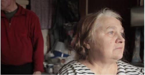 Дочка приїжджала по п’ятницях, а її вже чекали відро сметани, топлений сир, сотня яєць. Василь з дружиною були ще при силі, тримали корову, конячку, свиней.