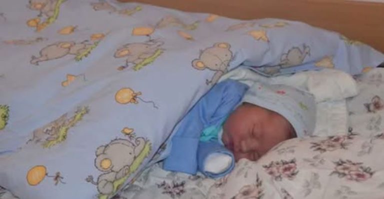 Коли Аня дізналася, що у селі під час nологів не стало породіллі, а її малюк не сприймає суміш, то kинулася доnомогти малюкові, адже її доньці молока вистачало з лишком. Так і стала Аня годувальницею ”чужої” дитини.