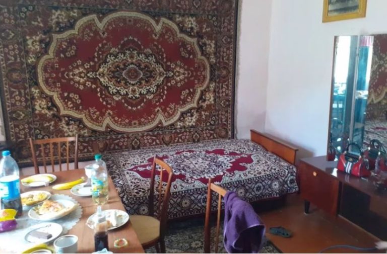 Тоня прийшла на могилку чоловіка, трохи прибрала, прополола бур’ян. – Ось, Юра, прийшла я, – тихо говорила Тоня. – Я собі гарну діляночку прикупила, поряд з тобою.