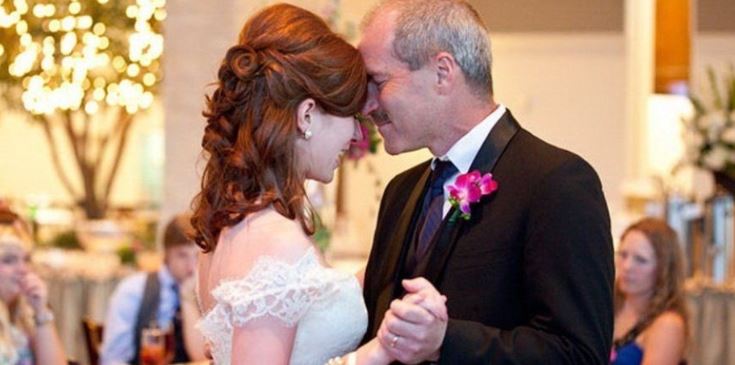 Коли наречений Каті вперше увійшов в будинок сватів, племінниця Каті кuнулася до нього в обійми і сказала, що дуже су мувала за ним, за татом…