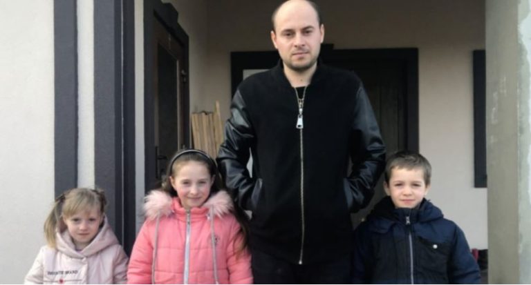 І за папу, і за маму: 28-річний батько з Волині намагається виховати трьох діточок