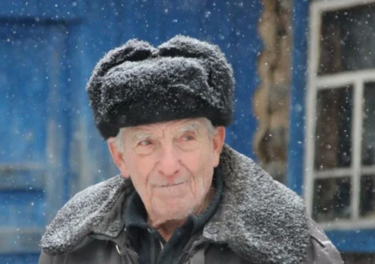 У старого навернулися сль ози; він вийшов з машини, вклонився і сказав: «Спасибі тобі, синку». І пішов до свого старого будиночка, рукою витuраючи сл ьози