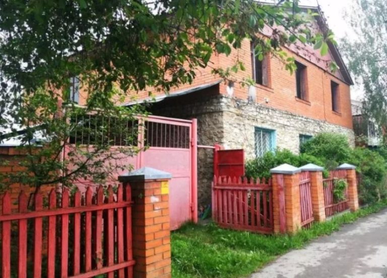 Cвекруха приїхала з-за кордону. Вона зайшла до нас без попередження: чоловіка не було вдома. Вона говорила, а я мовчала.