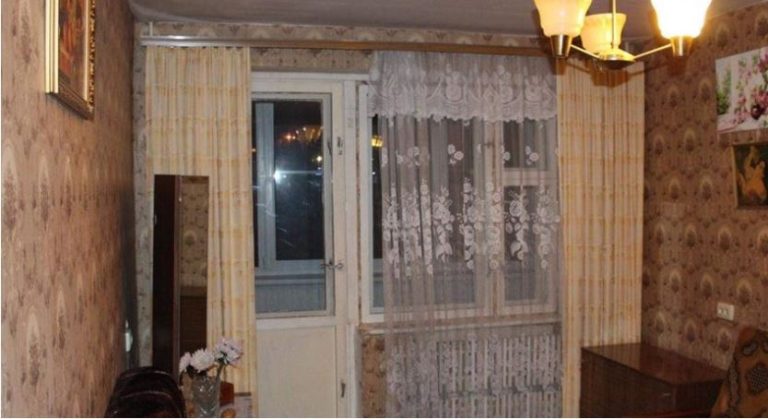 Дружина прокинулася і побачила, що чоловіка поряд немає. Пішла вона на кухню, і раптом почула, що чоловік розмовляє з кимось. А далі … аж до мурашок