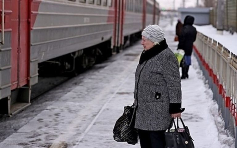 Надія поверталася з села. Гостювала у сестри. А коли поверталася додому, то рідня напаковали їй величезні сумки: три сумки кілограм по 12 і величезну валізу